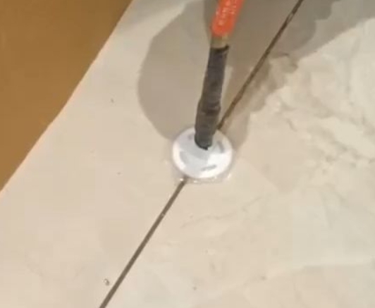 谢家集瓷砖空鼓维修公司专业解答瓷砖在铺贴过程中，如果没有涂抹均匀到位的粘结材料（如水泥砂浆或瓷砖胶），可能会导致以下问题